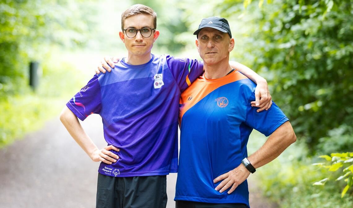 Fynn Thome (18, l.) und sein Vater Martin Thome trainieren gemeinsam in einem Wald bei Lebach für die Special Olympics nationalen Spiele Saarland 2026.