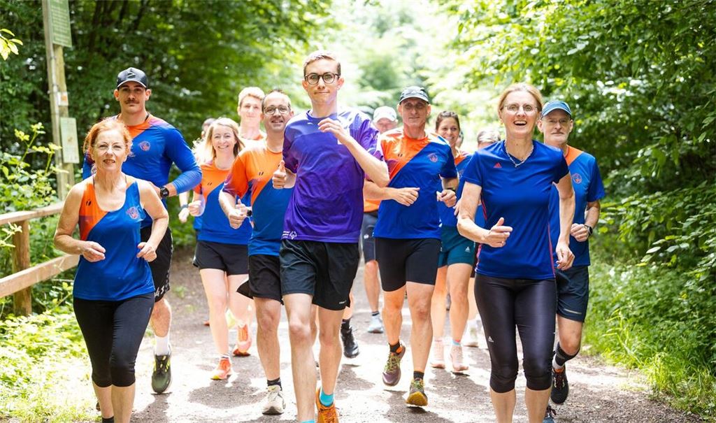 Fynn Thome (18, vorne) trainiert gemeinsam mit den Läuferinnen und Läufern der Lauf- und Triathlonfreunde Lebach (LTF Theeltal) auf einer Waldstrecke bei Lebach.