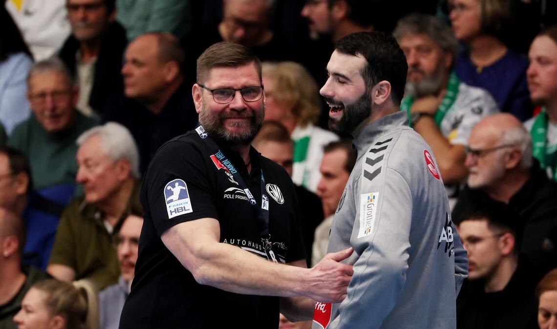 GWD-Coach Aaron Ziercke mit seinem Torwart Tibor Ivanisevic, der schon bei Frisch Auf spielte.