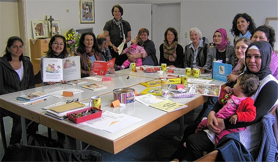 Gabi Axter (stehend Mitte) und Suna Erenler (stehend re.) freuen sich über das große Interesse an der Elternwerkstatt, die derzeit am Paul-Gerhardt-Kindergarten angeboten wird.