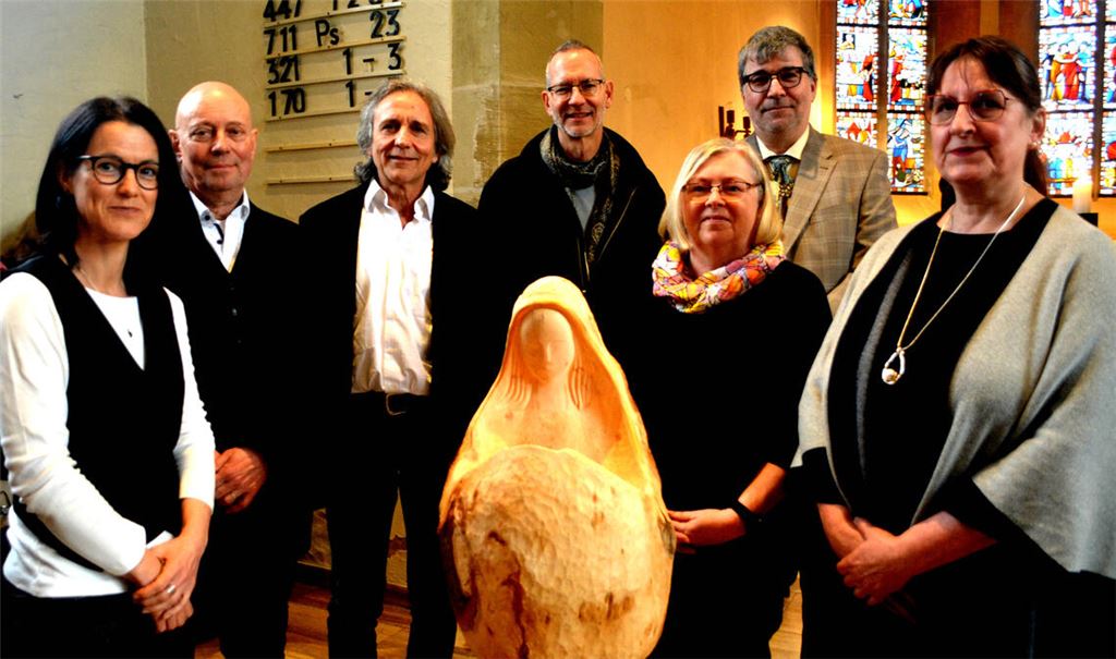 Gabi Frick (v. li.), Thomas Knodel, Albert Ali Nellessen, Thomas Hanisch, Shirley Grözinger-Hoffmann, Markus Burgstahler und Inge Dämmrich haben zur Vernissage eingeladen. Fotos: Stahlfeld