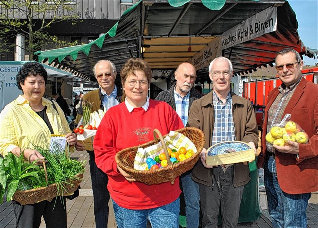 Gabi Higer (v.li.), Karl Weissert, Christel Stahl, Konrad Stieb, Norbert Winter und Bernd Huber laden zum vierten Marktfrühstück auf den Mühlacker Kelterplatz ein.Foto: Stahlfeld