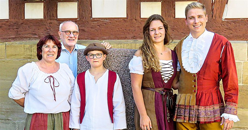 Gabi Leger (v.li.) und Vereinsvorsitzender Gerhard Hähnle sind die treibenden Kräfte der Laterna Mystica. Die aktiven Mitglieder des Vereins bereiten sich derzeit intensiv auf das Jubiläumswochenende mit zwei Theateraufführungen vor. Mit dabei: Dominik Schewalje als junger Faust, Lena Glöckler als Angela und Jannik Leger in der Hauptrolle des Faust. Foto: Becker