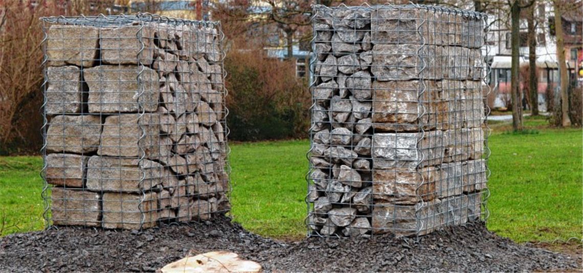 Gabionen mit Muschelkalk und Granit sind als Proben beim Haus Keefer zur Ansicht ausgestellt worden. Die Resonanz: Im Gartenschauausschuss stoßen sie auf Kritik.