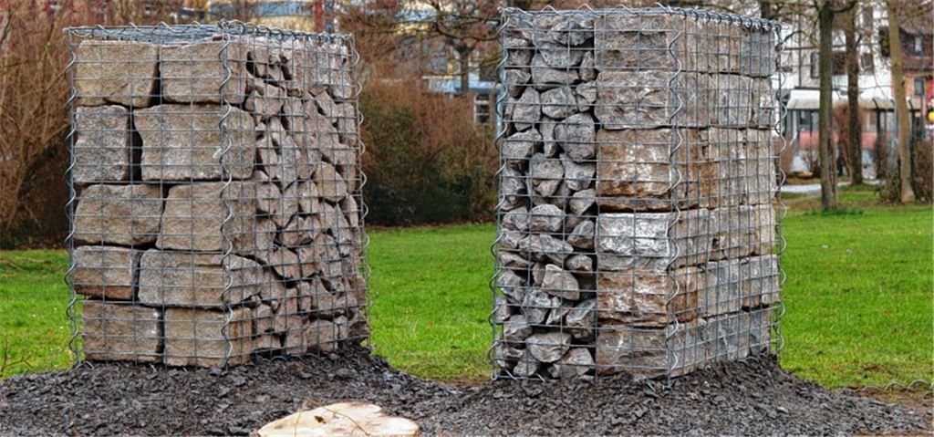Gabionen mit Muschelkalk und Granit sind als Proben beim Haus Keefer zur Ansicht ausgestellt worden. Die Resonanz: Im Gartenschauausschuss stoßen sie auf Kritik.