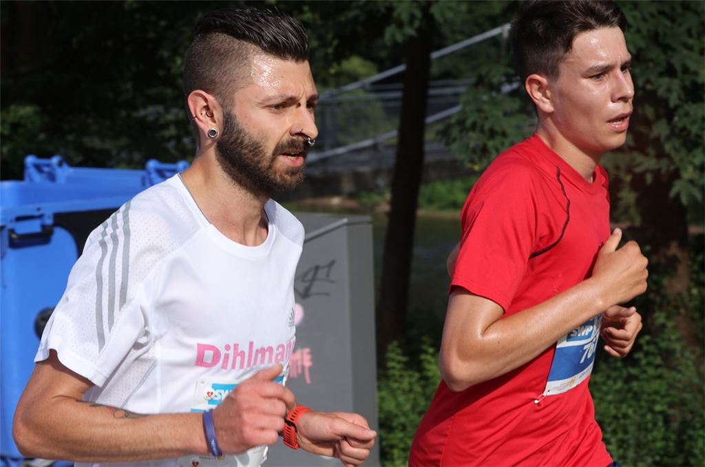 Gabriel Endres (re.) gewinnt den Lauf vor Christian Diehlmann. Foto: Rubner
