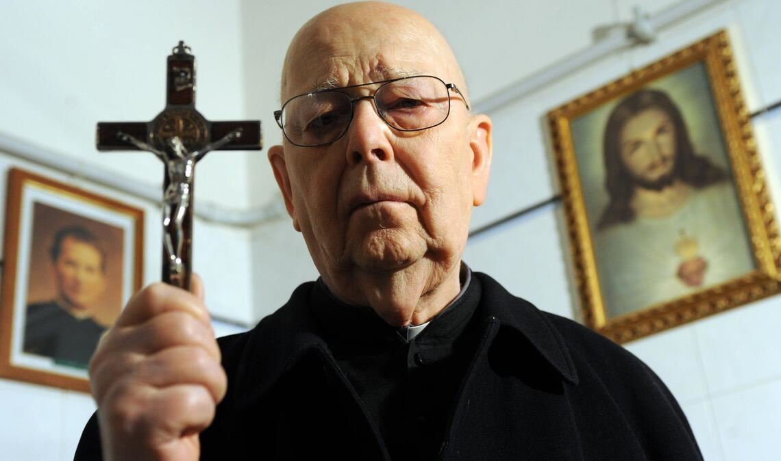 Gabriele Amorth (1925-2016) war ein italienischer römisch-katholischer Priester, der ab 1986 Exorzist der Diözese Rom war. Von 1994 bis 2000 war Amorth Vorsitzender der Internationalen Exorzistenvereinigung.
