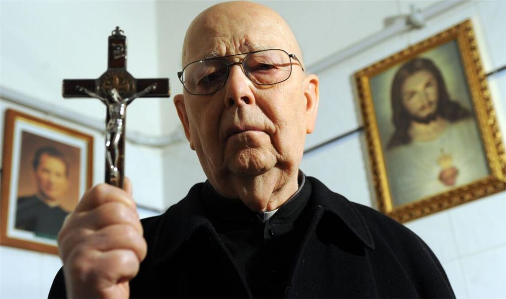 Gabriele Amorth (1925-2016) war ein italienischer römisch-katholischer Priester, der ab 1986 Exorzist der Diözese Rom war. Von 1994 bis 2000 war Amorth Vorsitzender der Internationalen Exorzistenvereinigung.