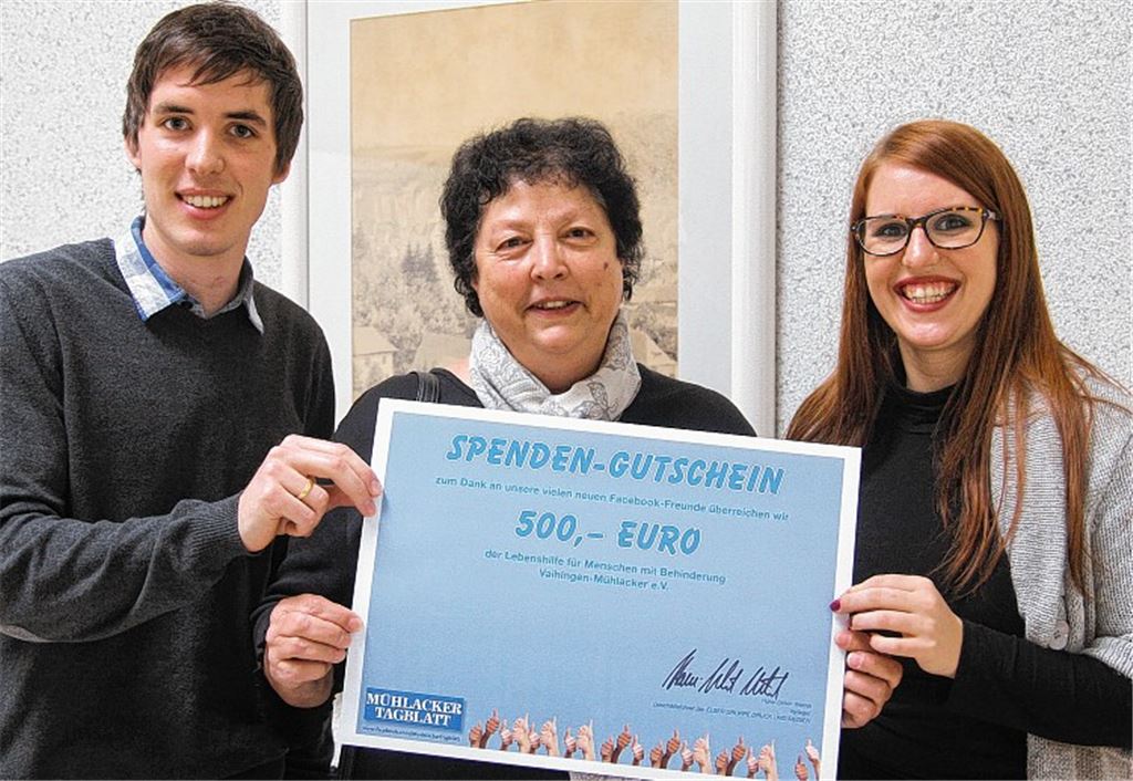 Gabriele Higer, Vorsitzende der Lebenshilfe Vaihingen-Mühlacker (Mitte), freut sich über den Spendenscheck, den die MT-Onliner Franziska Pisch und Simon Nill überreichen. Foto: Deeg