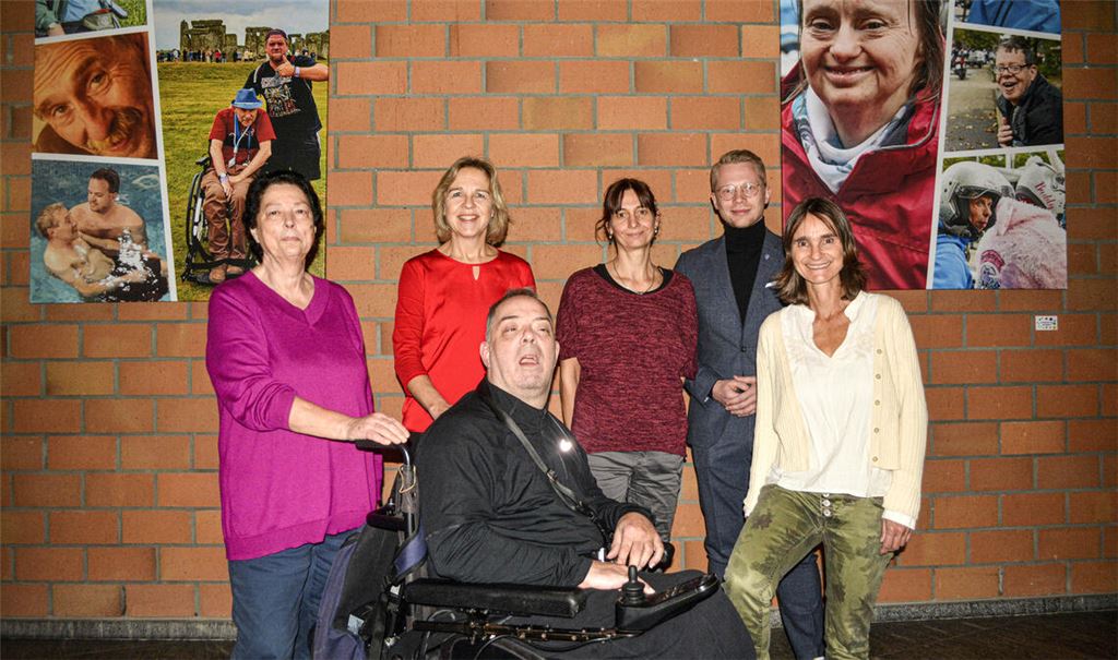 Gabriele Higer (v.li.), Sandra Sailer, Heinz Neumann, Viola Beck, Paul Renner und Sybill von Berg laden zu einer ungewöhnlichen Ausstellung mit Fotos aus dem Alltag von Menschen mit Beeinträchtigungen. Foto: Stahlfeld