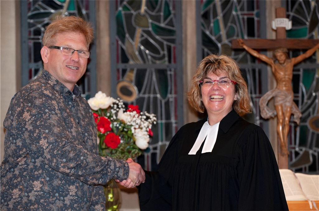 Gabriele Sauer begrüßt Ulrich Stüber als neuen Kirchengemeinderat. Foto: Fotomoment