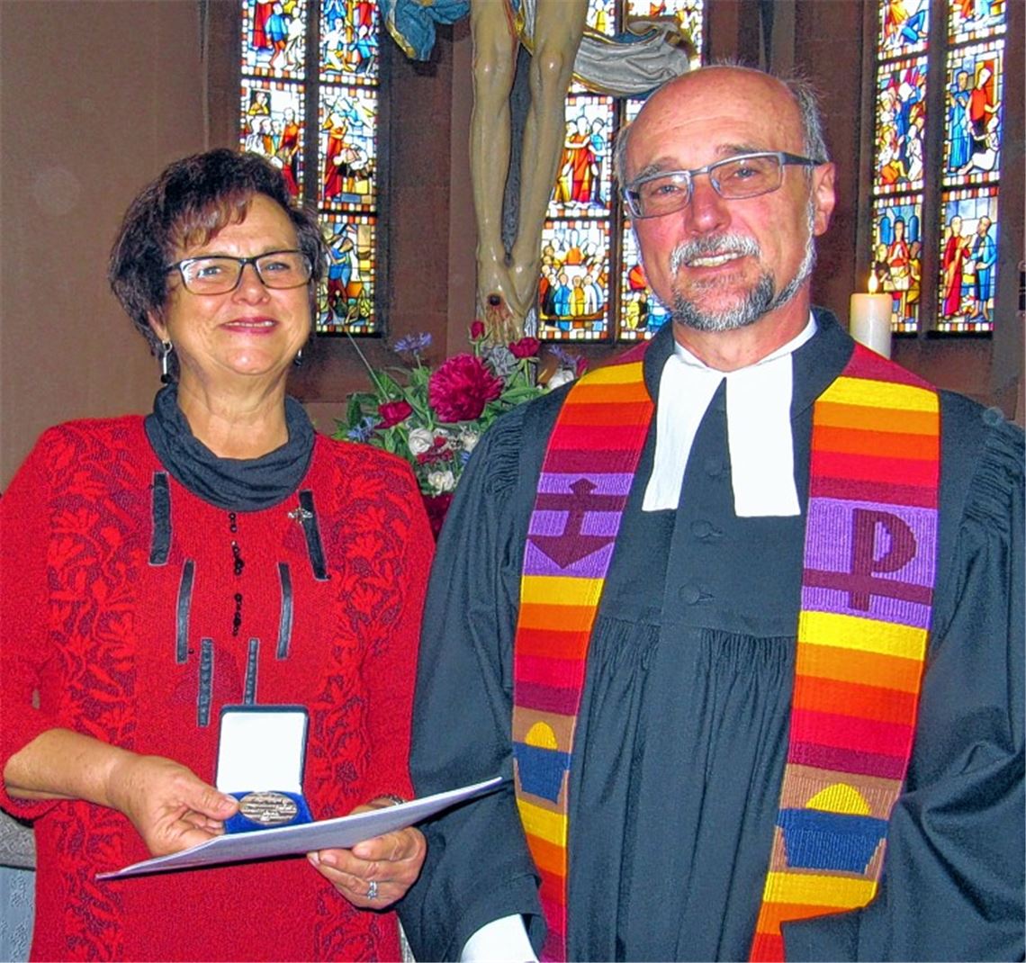 Gabriele von Khuon-Wildegg und Pfarrer Wolfgang Schlecht.