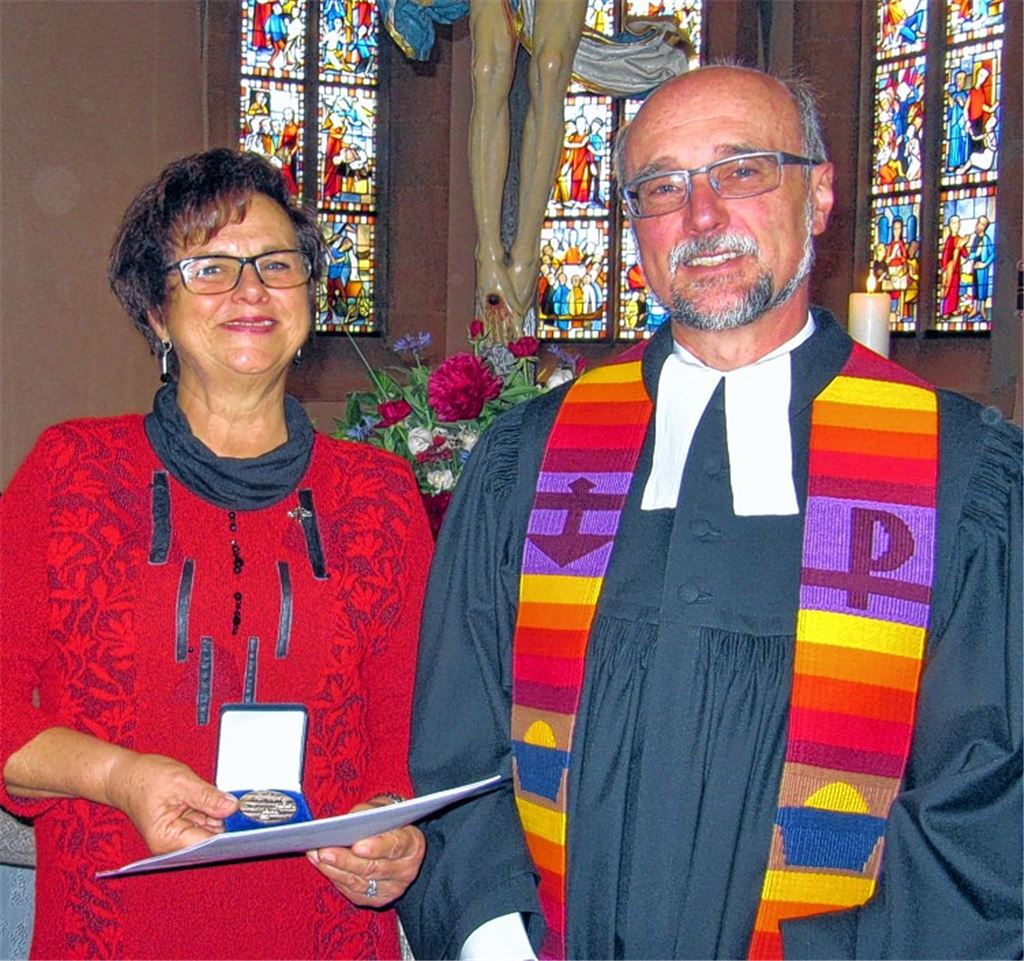 Gabriele von Khuon-Wildegg und Pfarrer Wolfgang Schlecht.