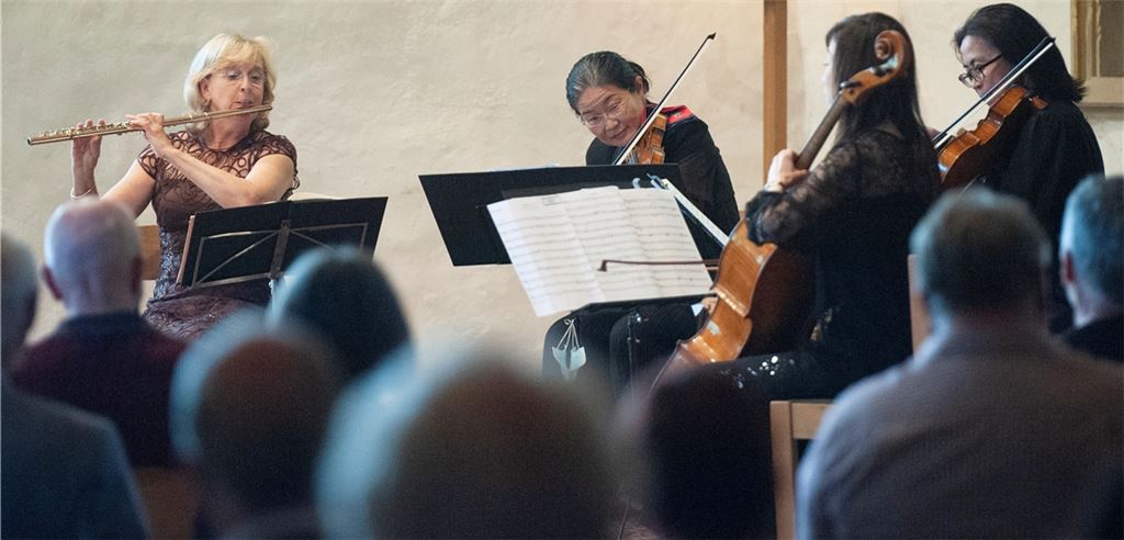 Gaby Pas-Van Riet (li.) musiziert mit dem Lotus String Quartet in Lienzingen. Foto: Fotomoment