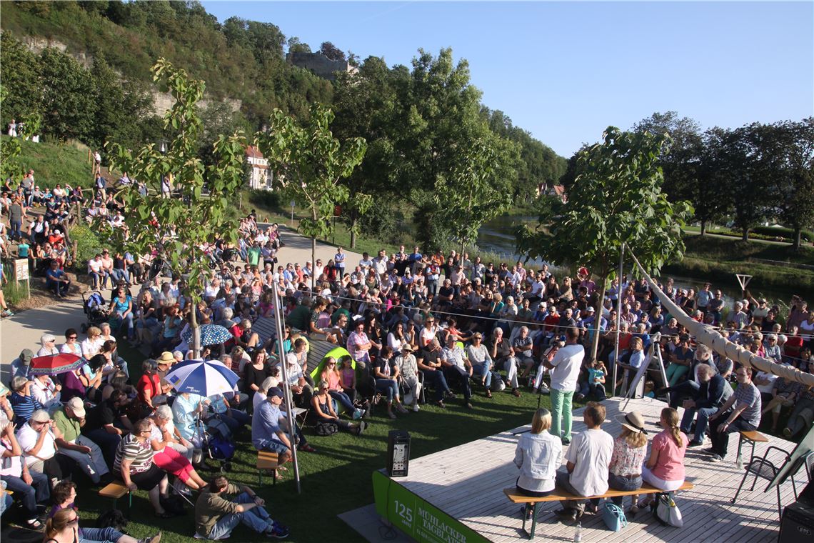 Von neuen Rollen und wahren Gefühlen Gänsehaut-Gefühl: Beim ersten Halbfinale des Poetry Slams in den Enzgärten begeistern sich geschätzte 500 Besucher für originelle, witzige und manchmal nachdenkliche Textbeiträge. Fotos: Deeg
