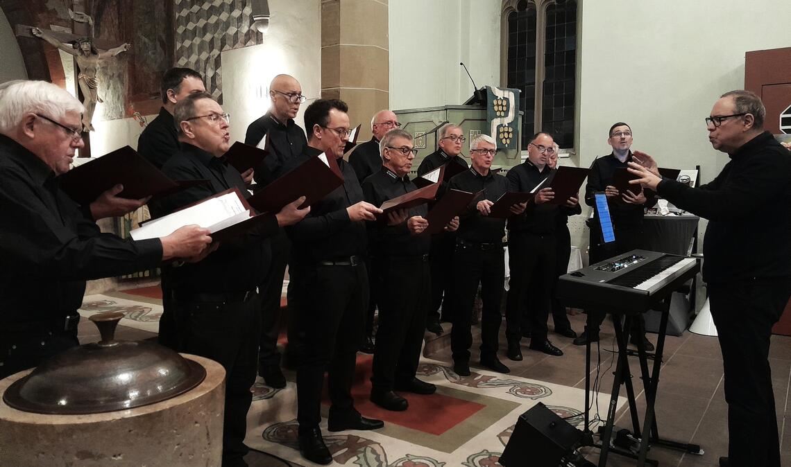 Gänsehautfeeling bescheren die Sänger des „Kleinen Männerensembles“ dem Publikum mit ihrer emotional tief berührenden Wiedergabe des Liedes „Nacht“ von Franz Schubert.