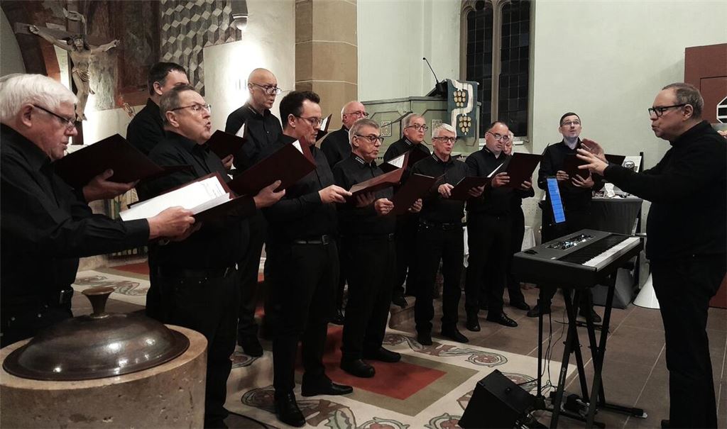 Gänsehautfeeling bescheren die Sänger des „Kleinen Männerensembles“ dem Publikum mit ihrer emotional tief berührenden Wiedergabe des Liedes „Nacht“ von Franz Schubert.