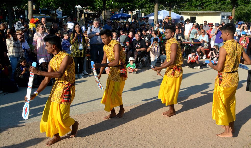Gäste aus Bangladesch präsentieren traditionelle Tanzdarbietungen. Fotos: Stahlfeld, Wetzel