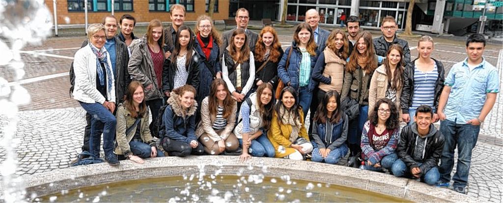 Gäste aus der Türkei: OB Schneider (hinten Mitte) mit den Austauschschülern aus Istanbul, Schulleiter Mühlbayer und den Lehrern.