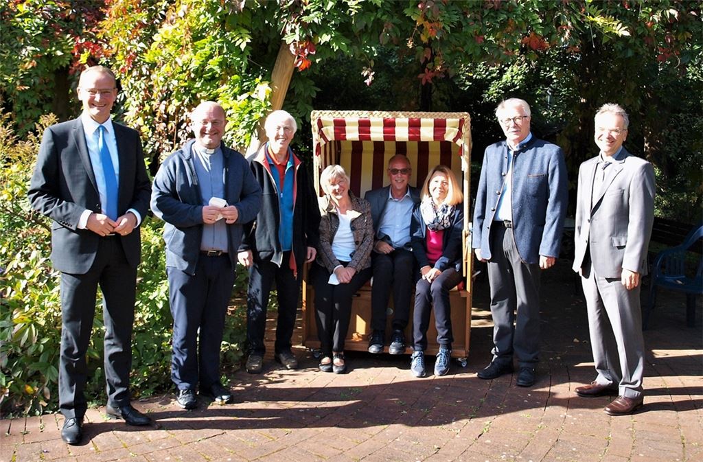 Gäste bei der Feier des Patroziniums im St. Franziskus, das einen Teil der Spende der verstorbenen Elfriede Thiel für die Anschaffung von Strandkörben für den Garten verwenden will: Gunter Krichbaum, Dekan Claus Schmidt, Erika Langner, im Strandkorb Monika Malkowsk und das Ehepaar Thiel, Wolfgang Schreiber, Markus Schellinger (v.li.). Foto: Filitz