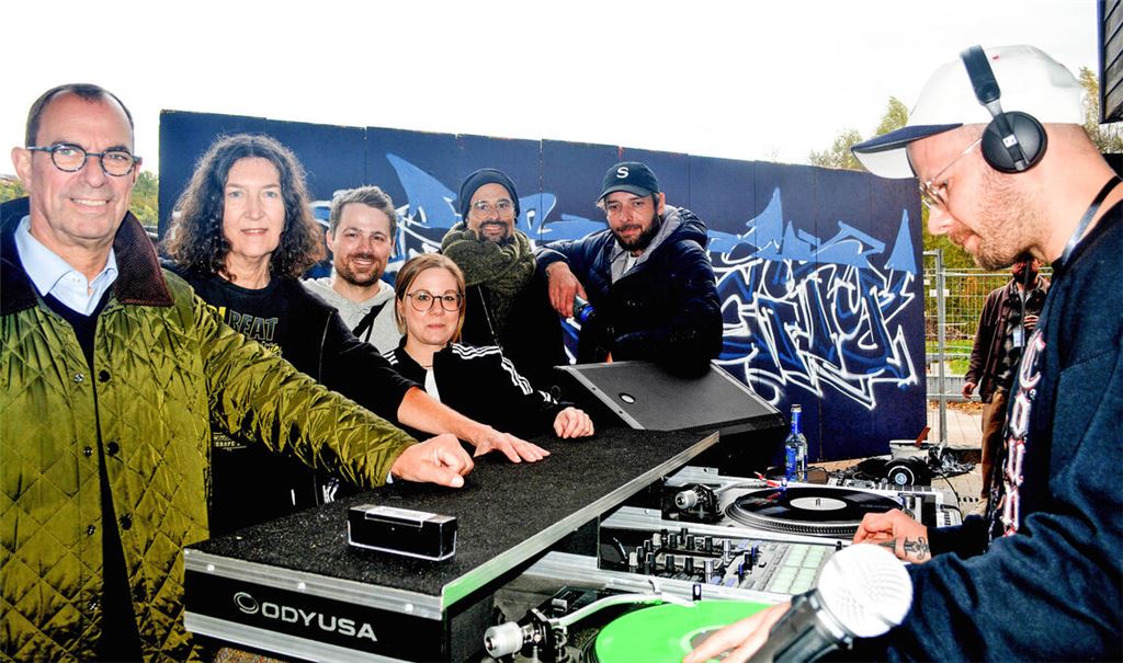 Gäste bei der Jubiläumsfeier des Vereins „Sender-City“, der die Hip-Hop-Kultur in Mühlacker verankert hat (v. li.): Oberbürgermeister Frank Schneider, Jugendhaus-Leiterin Gudrun Gallus, der Vorsitzende Theo Seemann, seine Stellvertreterin Saskia Seemann, die Graffiti-Künstler Sven Bruxmeier und Alex Becker und DJ Mark Sakatsch. Fotos: Stahlfeld (2), privat