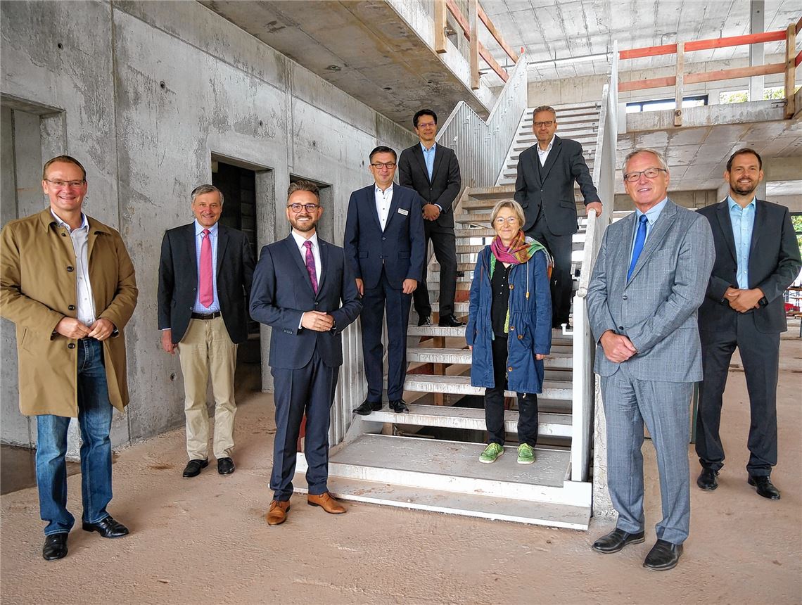 Gäste beim Richtfest am Neubau des Zentrums für Präzisionstechnik in Pforzheim (v.li.): die Abgeordneten Gunther Krichbaum und Dr. Hans-Ulrich Rülke, OB Peter Boch, Oliver Reitz und Markus Epple von der Wirtschaft und Stadtmarketing Pforzheim, Abgeordnete Stefanie Seemann, Professor Carlo Burkhardt von der Hochschule Pforzheim, der Abgeordnete Bernd Grimmer und Landrat Bastian Rosenau. Friedrich