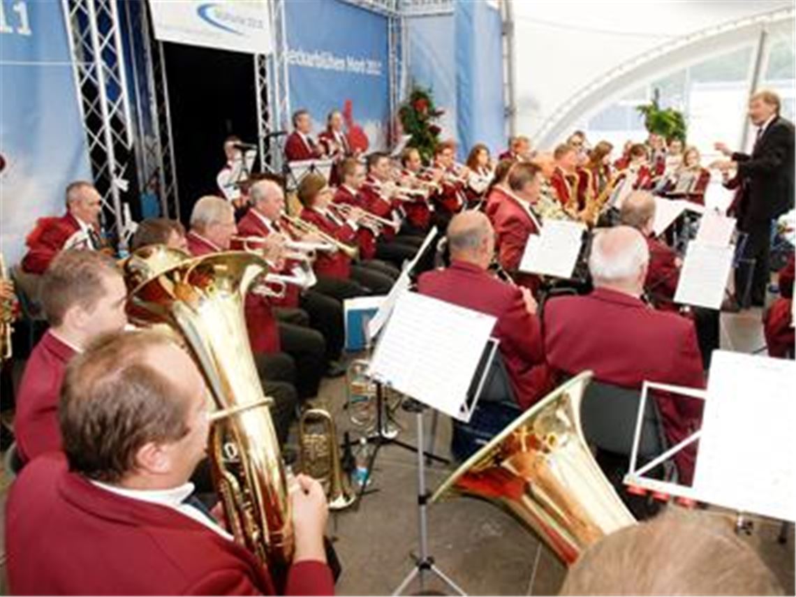 Gäste sorgen für den guten Ton: Der Musikverein Mühlacker unterhält am Sonntagnachmittag die Besucher der Gartenschau in Horb. Die Veranstaltung steht unter dem Motto Neckarblühen 2011 
Fotos: Appich