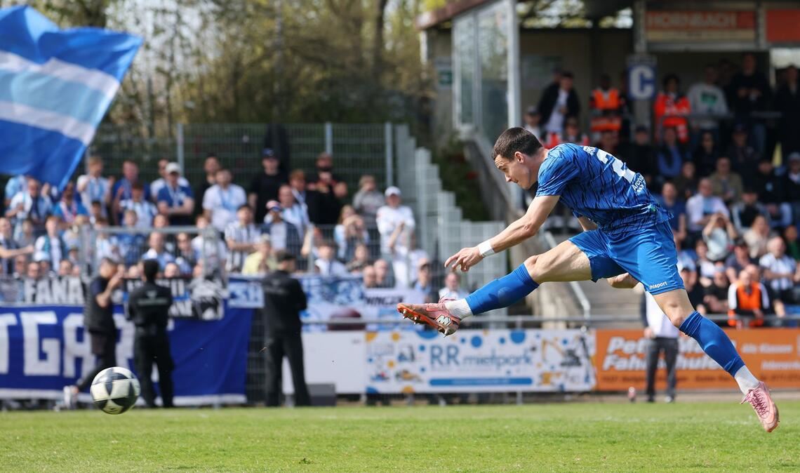 Gal Grobelnik trifft zum 2:1 für Freiberg.