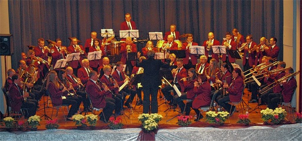 Gala-Auftritt im Uhlandbau: Die Leistung des Großen Blasorchesters unter der Regie von Musikdirektor Horst Bartmann reißt das Publikum zu Begeisterungsstürmen hin.