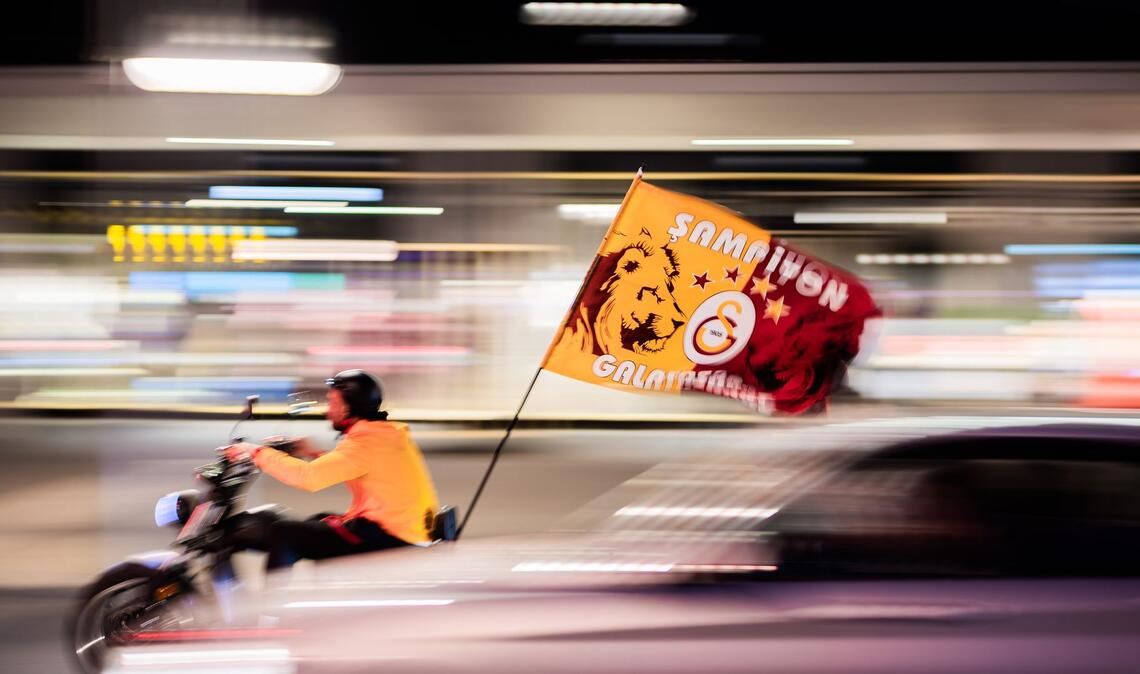 Galatasaray Fans feiern nach dem Sieg ihrer Mannschaft und dem Gewinn der Meisterschaft auf dem Breitscheidplatz in Berlin.