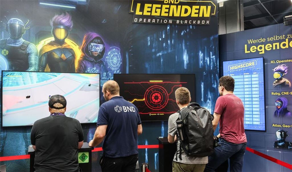 Gamescom-Besucher testen das BND-Computerspiel aus.