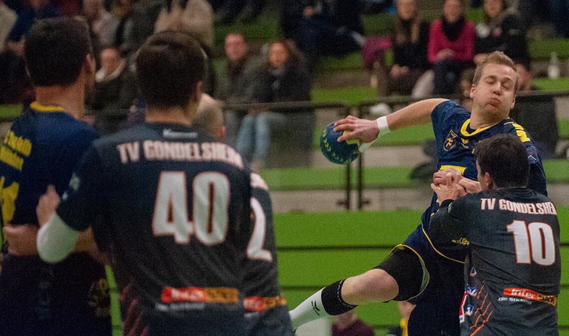Blau-Gelb verliert knapp gegen den Spitzenreiter Ganz enge Kiste: Mühlacker schlägt sich vor heimischem Publikum gegen den Tabellenführer Gondelsheim tapfer. Der gewinnt mit nur einem Tor Vorsprung. Foto: Fotomoment