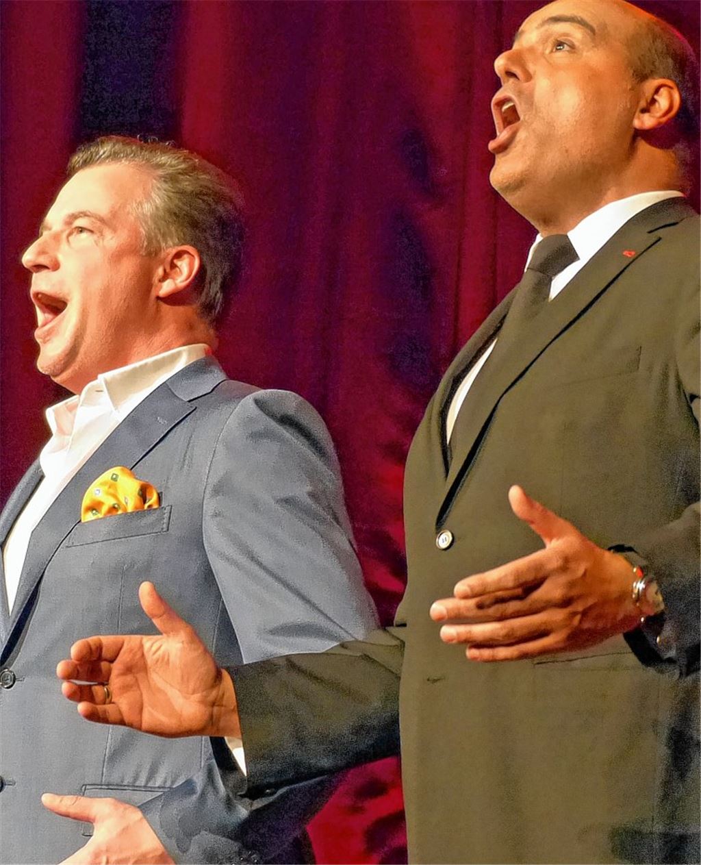 Ganz große „Emotionen-Kocher“: Marc Marshall (li.) und Jay Alexander schaffen es, dass 2000 Zuschauer im Kongresszentrum aus dem Häuschen sind. Mit an der Gefühls-Schraube dreht meisterlich der Pianist Rene Krömer, der zuletzt mit Udo Jürgens auf Tour war. Foto: Roth