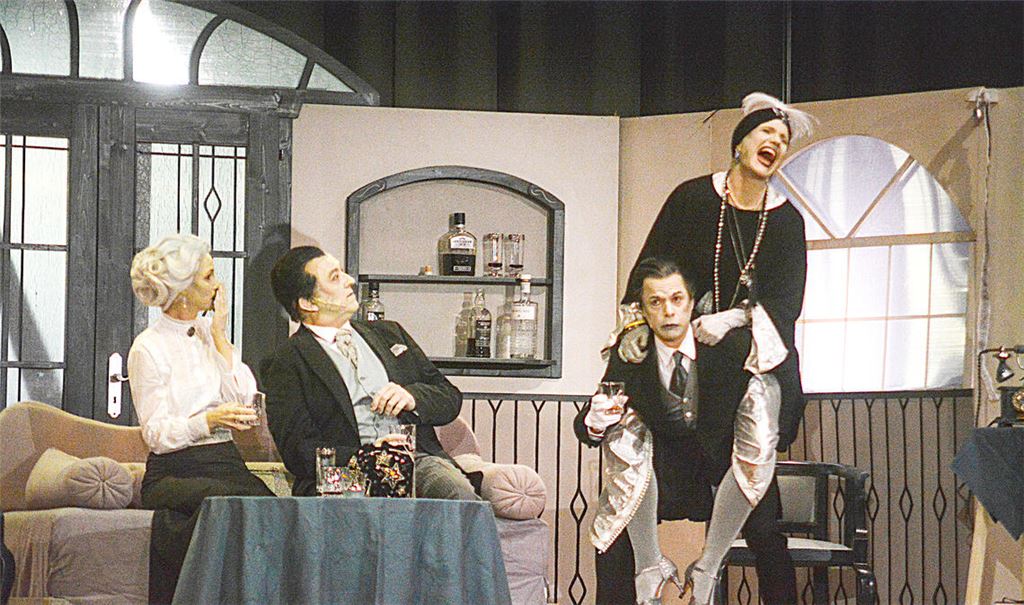 Ganz in Schwarz-Weiß: Das Kölner Filmtheater gastiert mit einer außergewöhnlichen Inszenierung von „Lord Savil’s Verbrechen“ im Mühlacker Uhlandbau. Foto: Stahlfeld