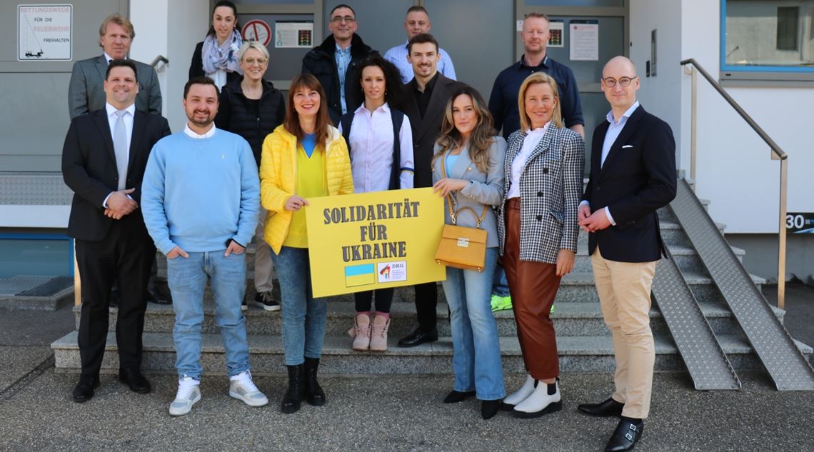 Ganz links oben Rutronik-CEO Thomas Rudel, vor ihm der ungarische Generalkonsul Dr. András Izsák, rechts davon Marcus Mürle, Gabriele Weber (Caritas Pforzheim, Mitte), Dr. Oana Krichbaum und die Pforzheimer Tanz-Weltmeister Khrystyna Moshenska und Marius-Andrei Balan (oberhalb des Plakats), vorne rechts Philippe A. Singer (CDU-Kreisverband) und daneben Dora Bettinger-Bognar. Foto: Wewoda