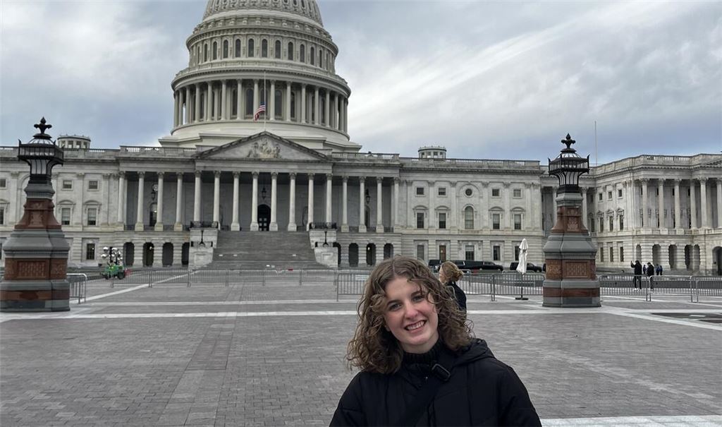 Ganz nah am Zentrum der US-Politik: Naemi Schwing bei einem Abstecher nach Washington D.C. mit dem Kapitol im Hintergrund. Foto: privat