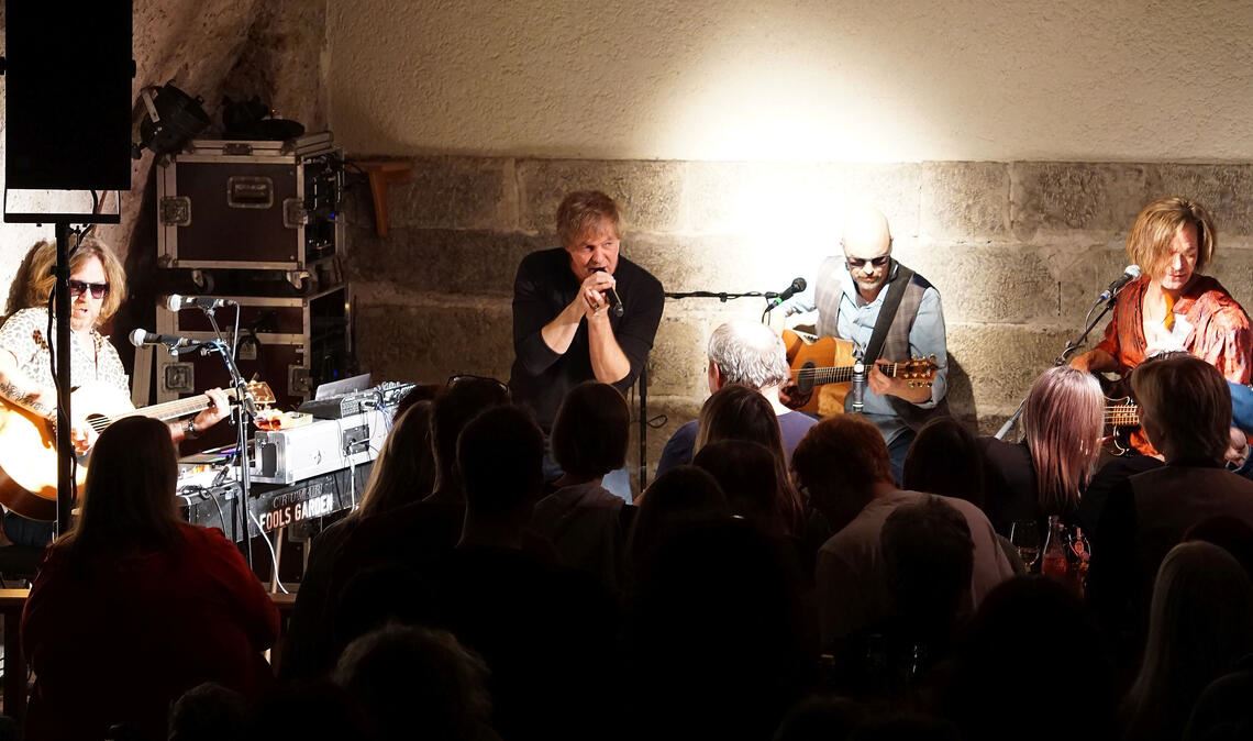 Ganz nah dran sind die Fans an den Musikern von Fools Garden, als diese beim Auftritt im Kulturkeller Cellarium Höhepunkte aus der Bandgeschichte erklingen lassen. Fotos: Bastian