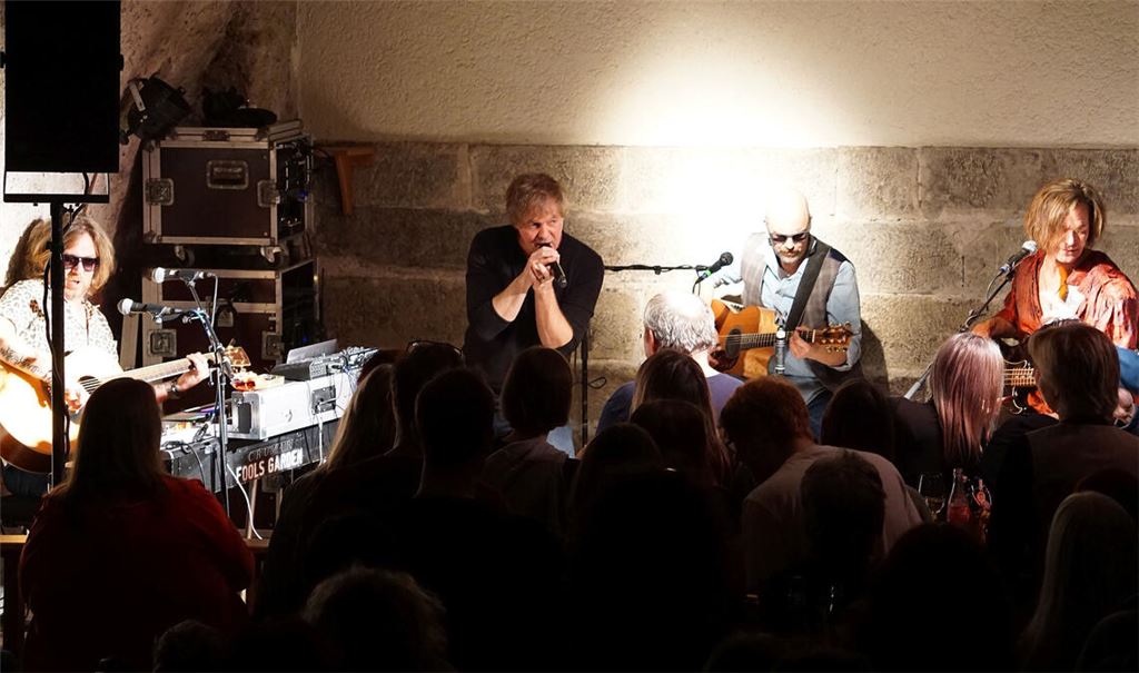 Ganz nah dran sind die Fans an den Musikern von Fools Garden, als diese beim Auftritt im Kulturkeller Cellarium Höhepunkte aus der Bandgeschichte erklingen lassen. Fotos: Bastian