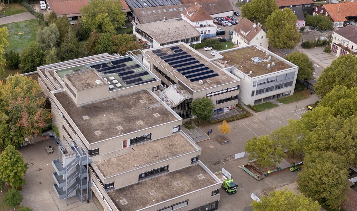 Ganz neu in Betrieb gegangen: die Photovoltaik-Anlage auf dem Dach des Theodor-Heuss-Gymnasiums. Foto: Fotomoment
