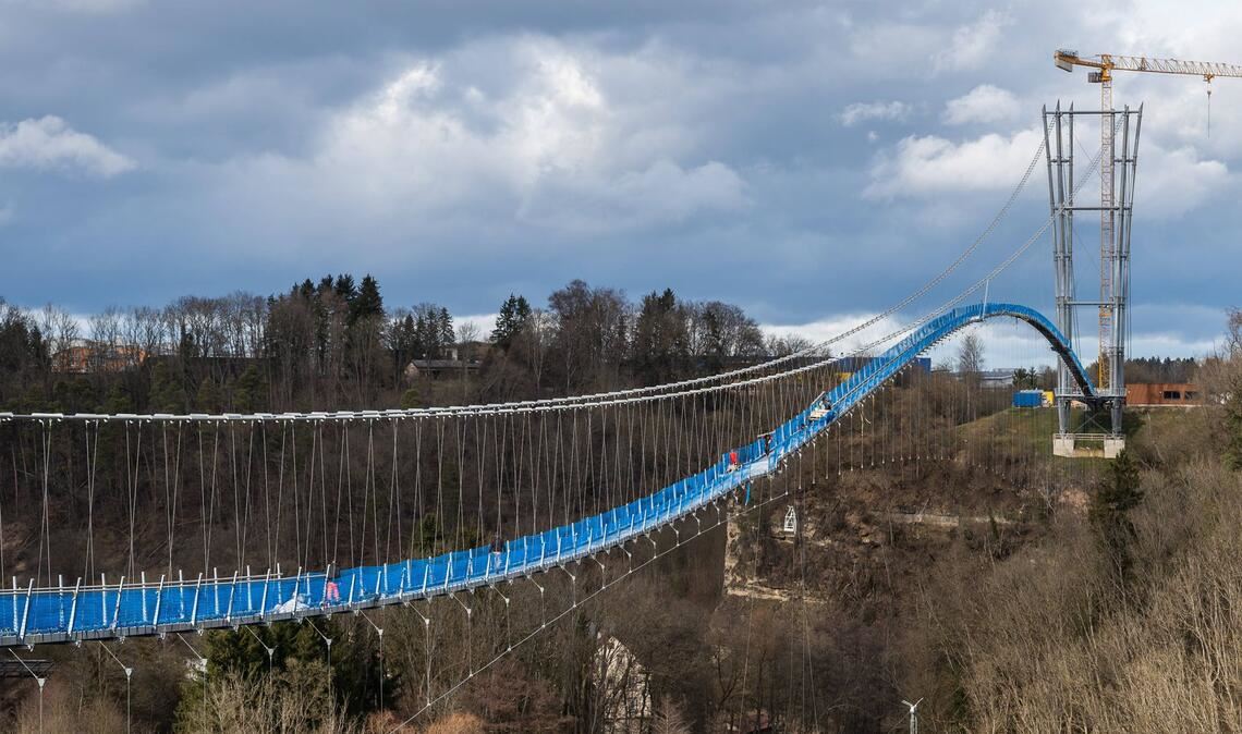 Ganz ordentlich rauf und runter geht es für die Fußgänger auf der Rottweiler Hängebrücke.