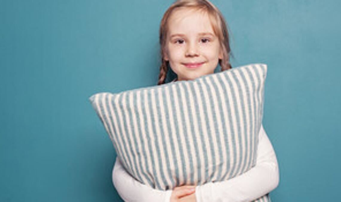 Ganz schön ausgeschlafen: Wenn Eltern keine Handys über Nacht im Zimmer dulden, schlafen Kinder  mehr – und erreichen sogar bessere Schulergebnisse