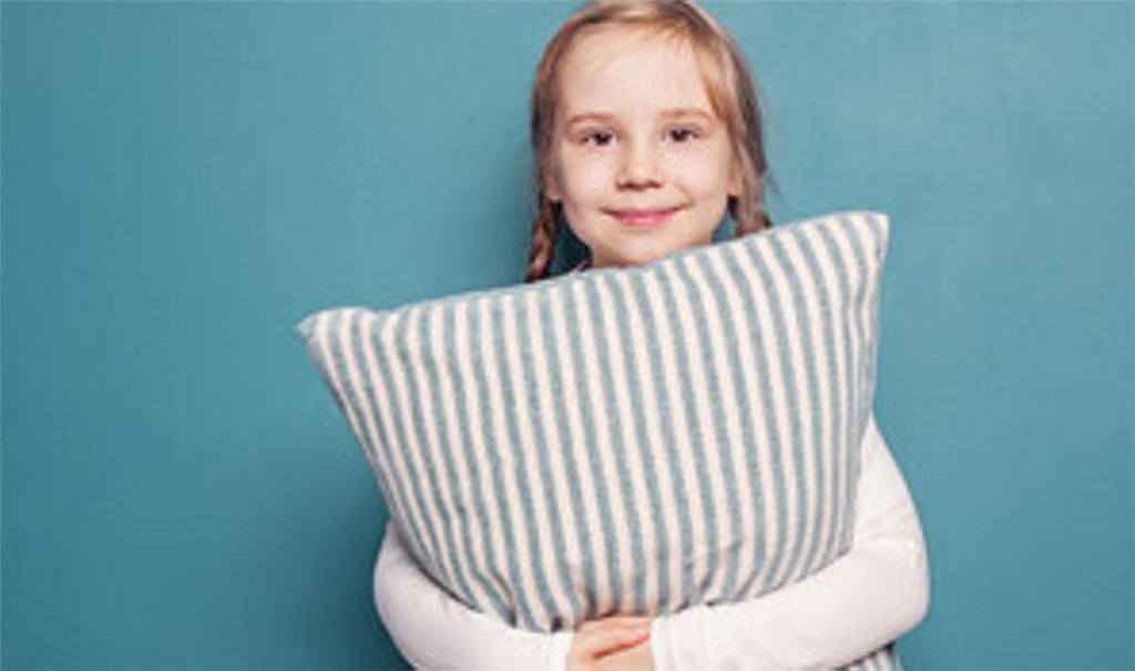 Ganz schön ausgeschlafen: Wenn Eltern keine Handys über Nacht im Zimmer dulden, schlafen Kinder  mehr – und erreichen sogar bessere Schulergebnisse