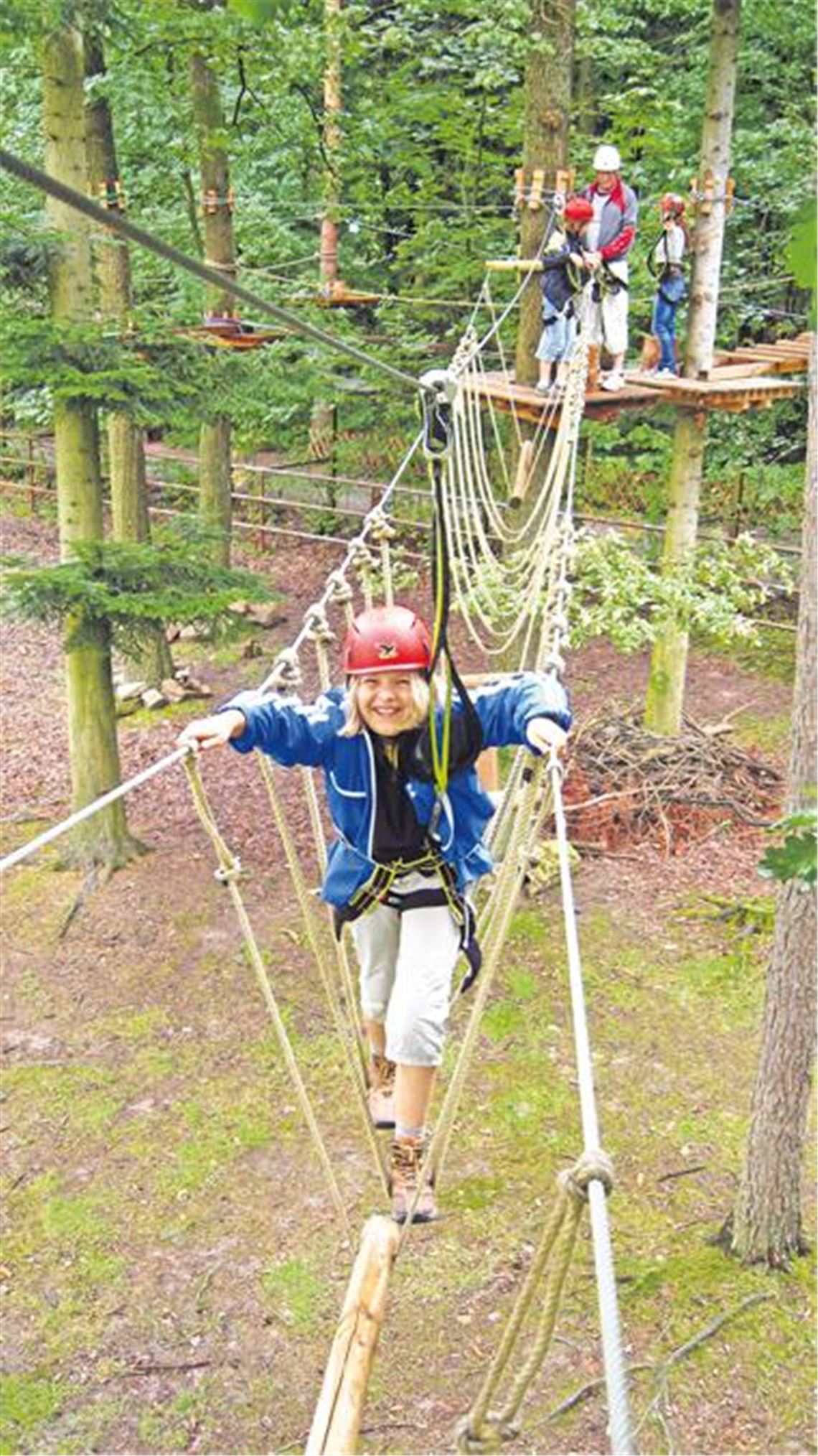 Ganz schön wackelig, aber trotzdem völlig sicher: Ein Klettergarten  wie auf dem Bild im Pforzheimer Wildpark  schult die Koordination und hilft, Ängste zu überwinden. Foto: Hansen