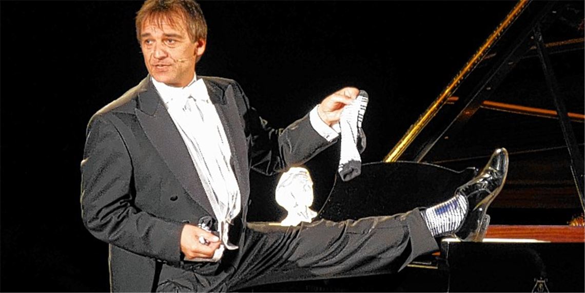 Ganzkörpereinsatz auf der Mühlehof-Bühne: Pianist Armin Fischer präsentiert seine Gershwin-Socken aus New York.