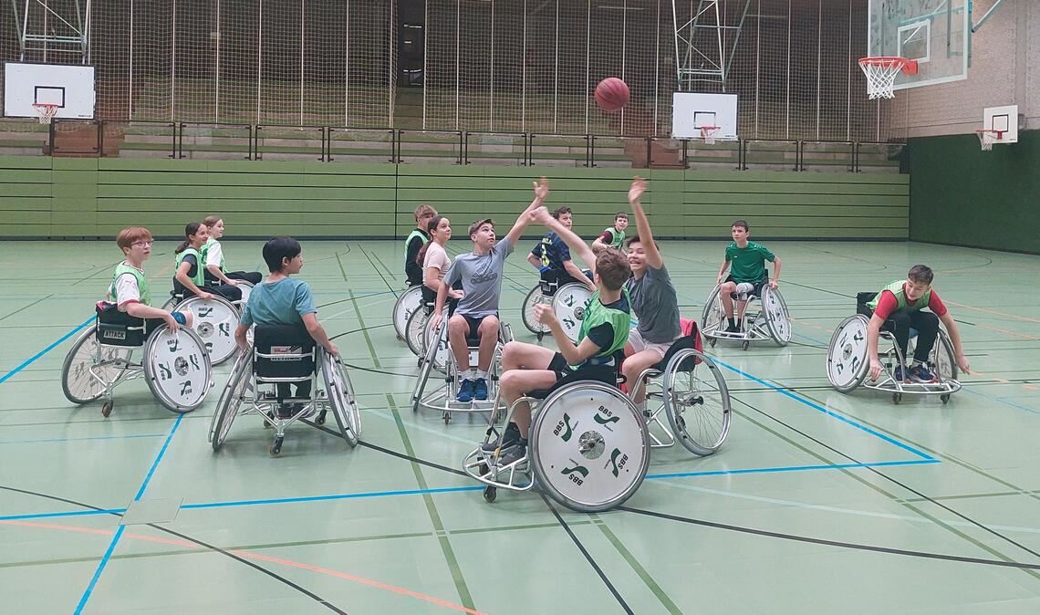 Gar nicht so einfach: Die Schülerinnen und Schüler des Theodor-Heuss-Gymnasium Mühlacker versuchen sich im Rollstuhl-Basketball.