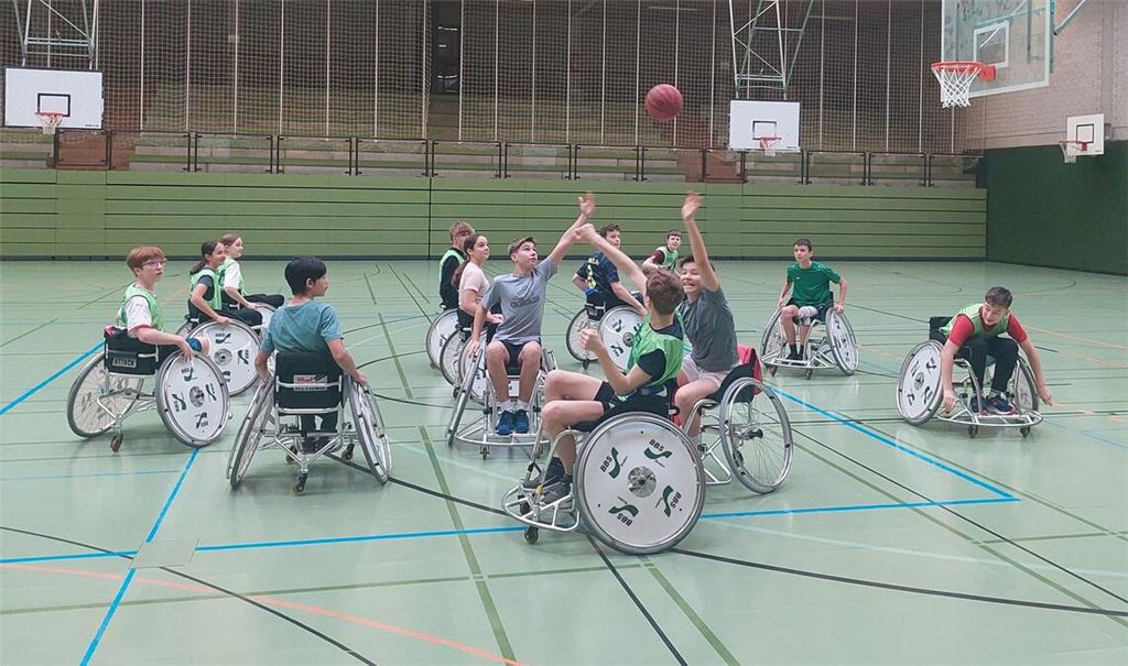 Gar nicht so einfach: Die Schülerinnen und Schüler des Theodor-Heuss-Gymnasium Mühlacker versuchen sich im Rollstuhl-Basketball.