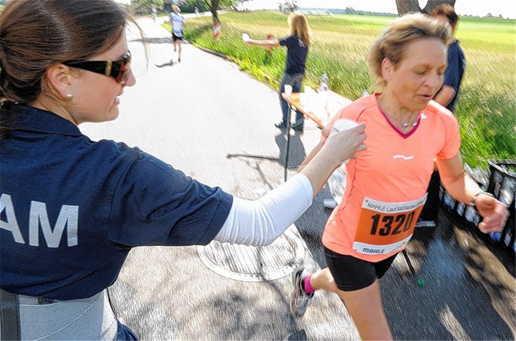 Gar nicht so einfach: Einen Plastikbecher bei vollem Lauftempo zu greifen und daraus zu trinken, ohne sich zu verschlucken, braucht etwas Übung.Archivfoto: Fotomoment