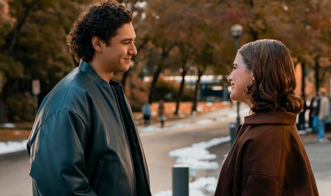 Garrett (Belmont Cameli) und Hannah (Ella Bright) in der 1. Staffel von "Off Campus".