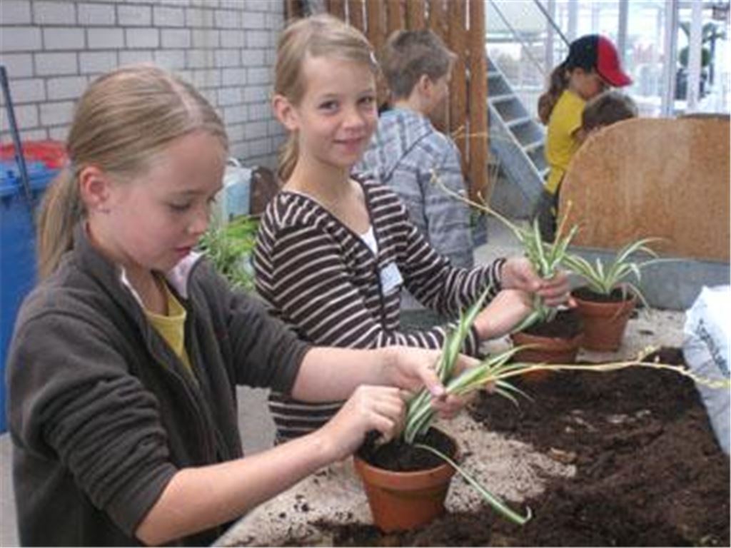 Gartenarbeit mit Spaßfaktor: Birte (re.) und Navina sichern sich am zweiten Tag den Meistertitel im Eintopfen, doch auch beim Umgang mit der Schubkarre ist Geschicklichkeit gefragt. Fotos: Schröder