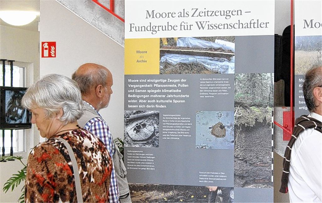 Gartenschaubesucher informieren sich im Treffpunkt Baden-Württemberg über Böden ...